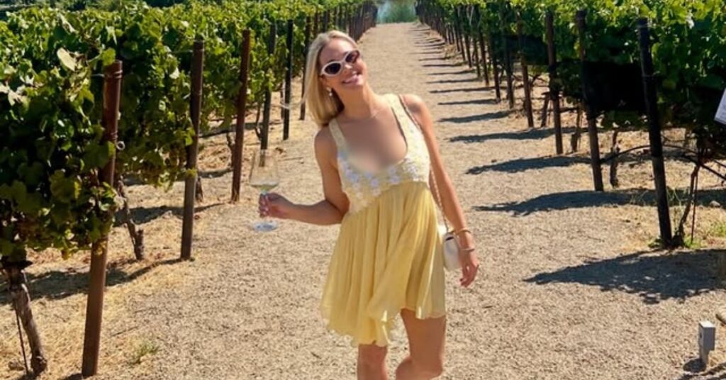 How old is Lauren Compton? Age and birthday