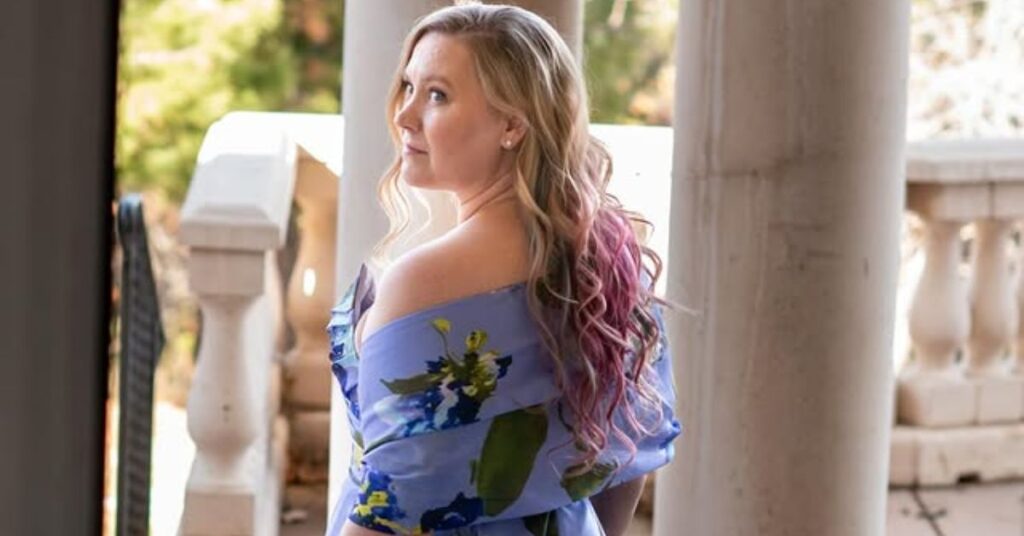 How old is Rebecca Yarros? Age and birthday